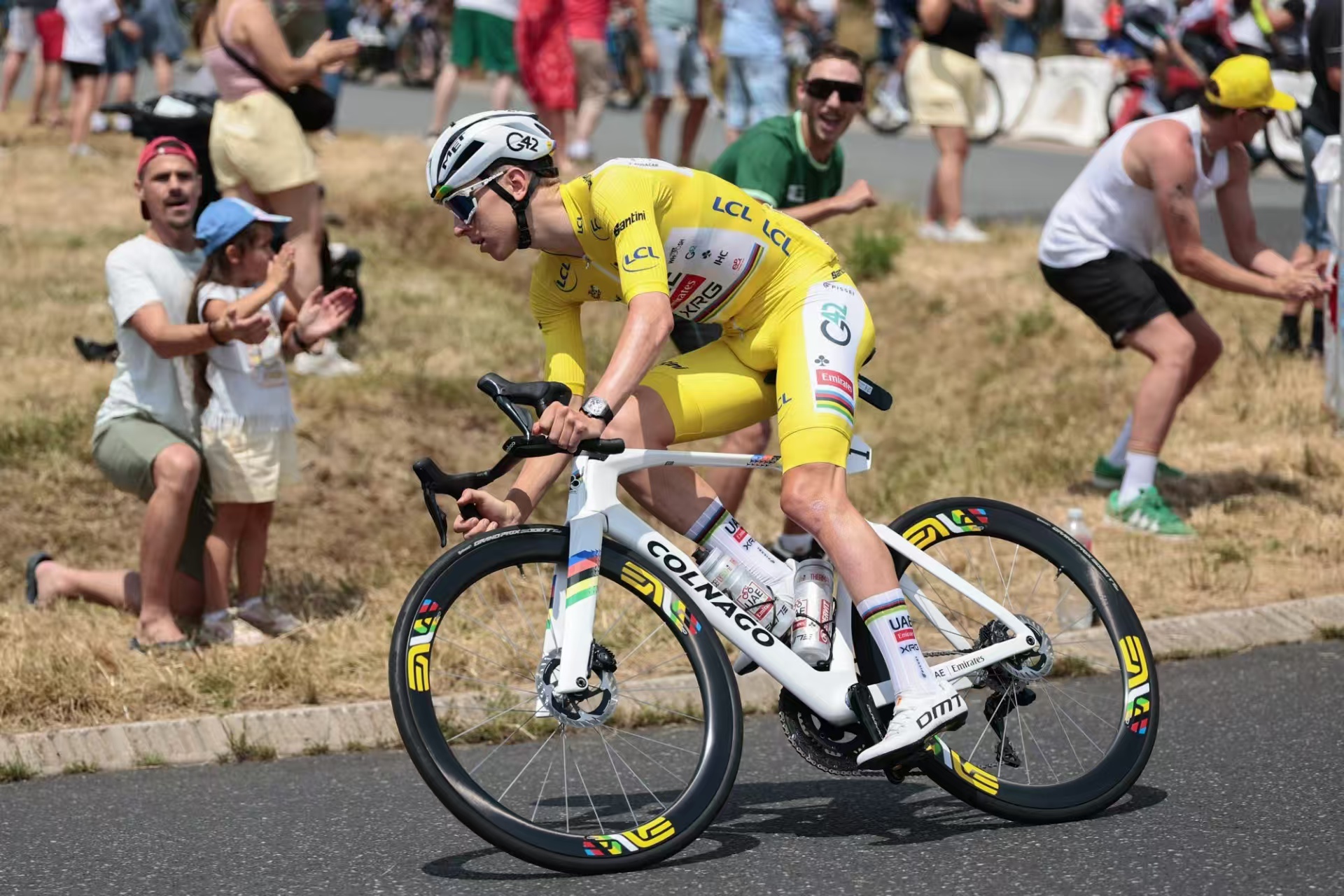 La filosofia di Pogačar in pista è che la vittoria appartiene alla squadra ed è dedicata a tutti gli eroi dietro le quinte.